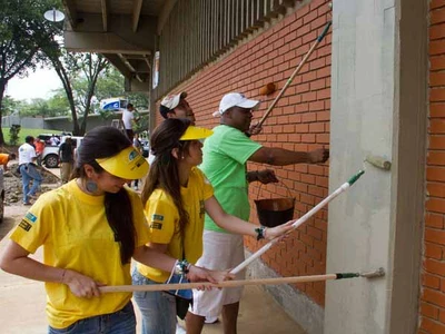 Empresa aporta pintura, uniéndose a la campaña de enlucimiento de Cali para los Juegos Mundiales
