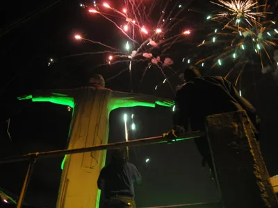 Caleños se emocionaron por los fuegos artificiales que iluminaron los cerros tutelares