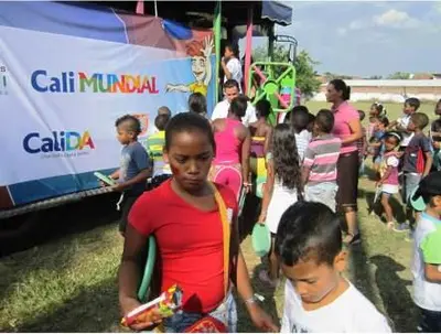 Más de 800 niños de la Comuna 16 recibieron a la Chiva Mundialista
