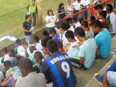 Al son de chirimía, la Comuna 14 dio la bienvenida a la Chiva Mundialista