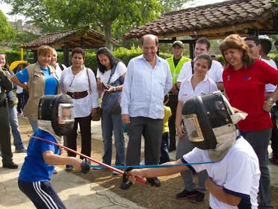 El Alcalde recorrió con habitantes de la Comuna 1 obras en escenarios deportivos de la ladera