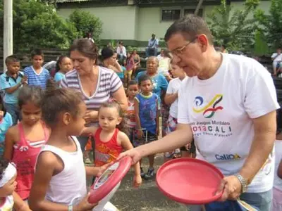 Las comunas de Cali son recorridas por una chiva  cargada de deportes mundialistas
