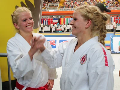 Unas gemelas de ojos verdes que ven y sienten el cariño de un pueblo mundial llamado Cali: son las deportistas de ju jitsu por Austria