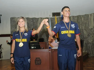 Campeones mundiales de baile deportivo recibieron medalla Cruz de oro
