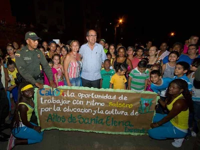 Al estilo caleño, habitantes de Altos de Santa Elena recibieron al mandatario Cali durante la entrega de parques con iluminación blanca
