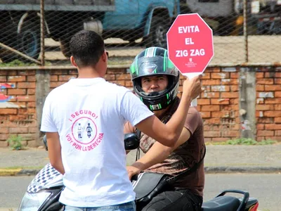 Llegó la hora para que Motociclistas aprendan a transitar por la derecha