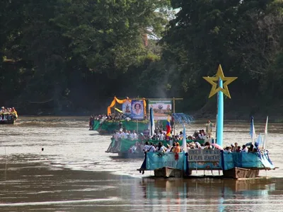 Cantos de tambor en homenaje a la Virgen en el recorrido por el río Cauca