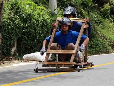 La adrenalina se tomó a Felidia con la carrera de carros de balineras y patinetas