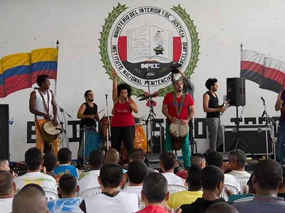 Africali deleitó a los internos de la Cárcel de Villa Hermosa