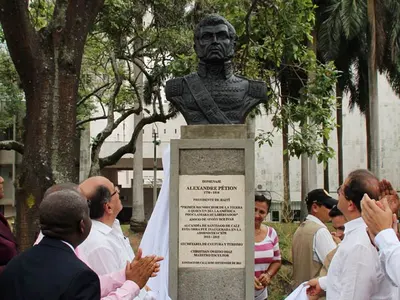 El busto del general Petion se inmortaliza en el Paseo de la Avenida Colombia