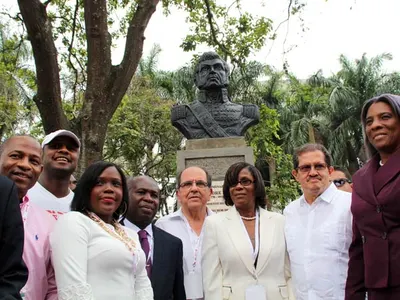 Se develó el busto del general Alexánder Petión en el Paseo de la Avenida Colombia