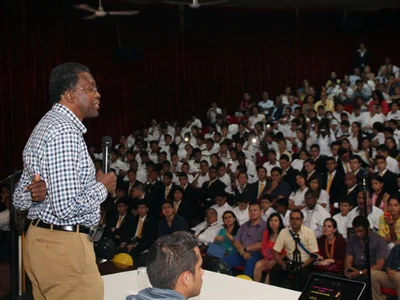 Raúl Cuero habló ante la comunidad educativa del Lacordaire