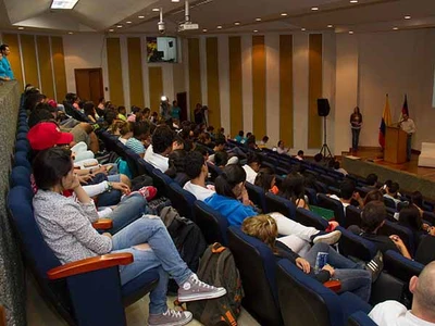 Estudiantes dan ideas para mejorar la movilidad caleña, en la Universidad Católica