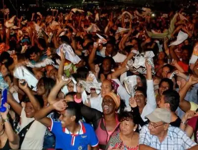 Miles de pañuelos blancos ondearon en El Petronio, la fiesta pacífica