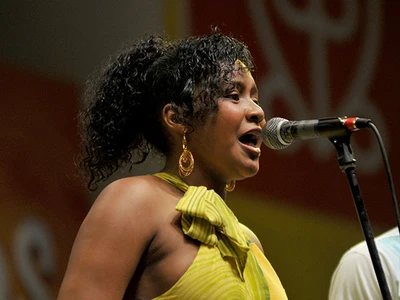 Cantante desplazada se robó el espectáculo en el cierre del Petronio