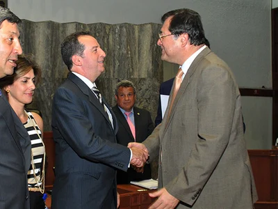 Alcaldía y Concejo apoyan donación de órganos: condecoran a Jefe de Unidad de Transplantes