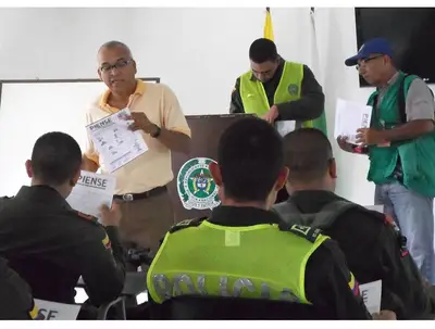 Dagma capacita a policías de la comuna 13 sobre comparendo ambiental