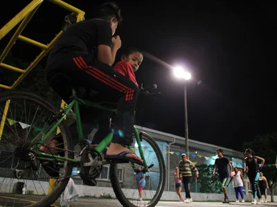 Entregan nuevos parques con cambio de iluminación, en la comuna 13