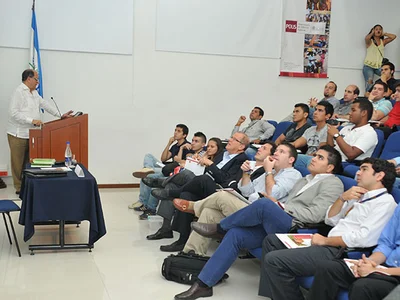 Alcalde de Cali compartió modelo participativo con estudiantes de la Icesi