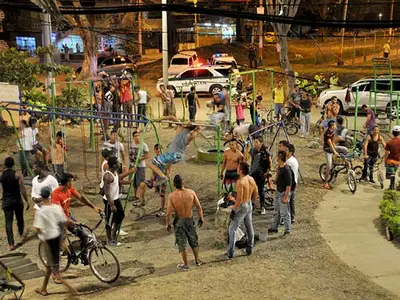 Nueva iluminación en parques de la comuna 13 mejora convivencia y seguridad