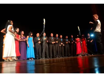 Jueves de coros en el Samán