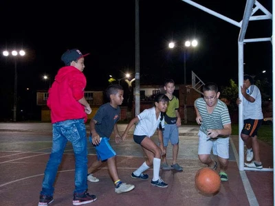 Nueva iluminación mejora seguridad en los parques y zonas verdes de la comuna 10