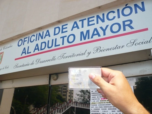 Adultos mayores requieren nueva cédula para reclamar subsidios