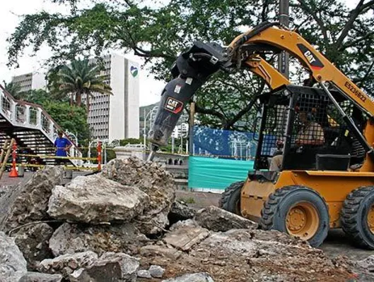 Caleños curiosos siguen el hundimiento de la Avenida Colombia