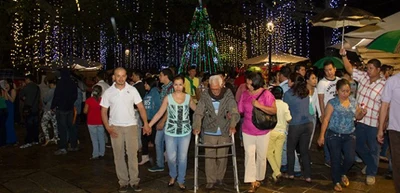 Caleños en familia vivieron con emoción el primer día del alumbrado