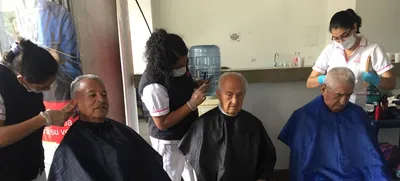 Jornada de peluquería para adultos mayores realizó 70 cortes de cabello