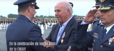 Así fue la ceremonia en la que fue condecorado el alcalde Armitage en Emavi