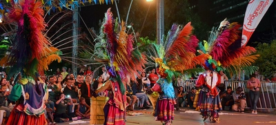 Folclor colombiano en el  Bulevar del Río