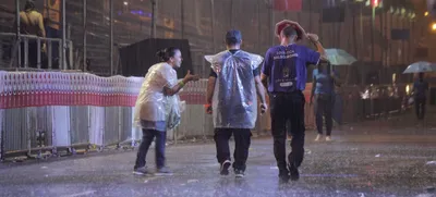 “Son los charcos, mi amor”: crónica de una noche pasada por agua en el Salsódromo 2017