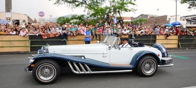 Los autos clásicos y antiguos prenden motores en la Feria de Cali
