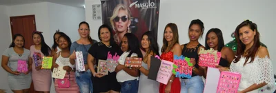 Mujeres del área de renovación urbana fueron certificadas por Masglo, en arreglo de uñas y decoración.
