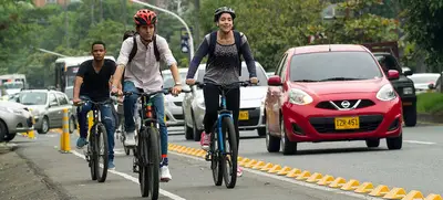 Si te transportas en bicicleta, conoce tus derechos y deberes en la vía