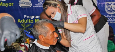 Exitosa jornada de peluquería al adulto mayor