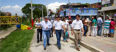 Alcalde Maurice Armitage pintó con la comunidad del barrio los Naranjos II