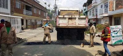 Rehabilitación de malla vial continúa en la comuna 17