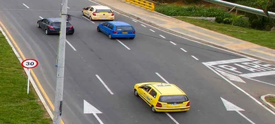 ¿A qué velocidad considera que va con exceso de velocidad?