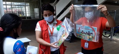 Niños y niñas del albergue temporal reciben kits escolares para continuar con sus estudios