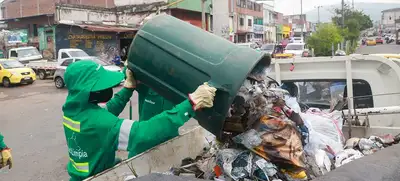A diario se recogen 10 toneladas de residuos en el corredor de la carrera 10