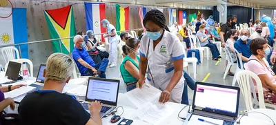 Vacunación covid-19 para trabajadores de la salud independientes en megacentro del Pascual Guerrero