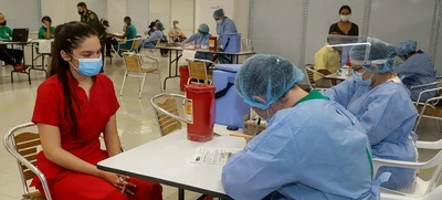 Riesgos post vacunación covid-19 son mínimos versus los problemas letales si la dosis no se aplica