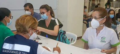 Profesionales de la salud disipan dudas frente a efectos secundarios de la vacunación covid-19