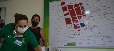 A través del bingo, adultos mayores del área de renovación urbana disfrutan de espacios lúdicos y saludables.
