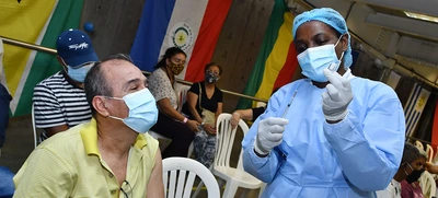 Docentes mayores de 65 años ya están recibiendo primera dosis de vacunación contra covid-19