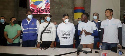 Jóvenes del oriente caleño izaron la bandera de Colombia al derecho
