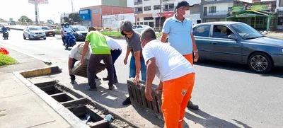 Funcionarios de Movilidad trabajan incansablemente en la limpieza de la ciudad