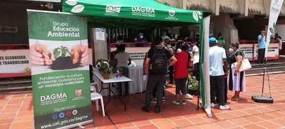Obsequiando plantas a los caleños, enseñamos a cuidar nuestro Ecosistema